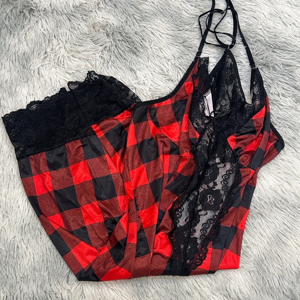 Elegant Red and Black Lace Chemise - Picture 5 of 9